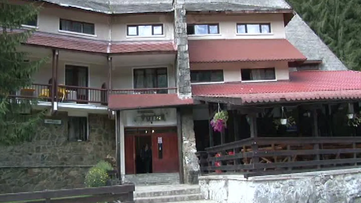 Un copil de trei ani a căzut de la etajul unei pensiuni din Argeş