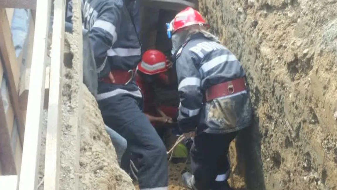 Un muncitor din Argeş a fost prins sub un mal de pământ