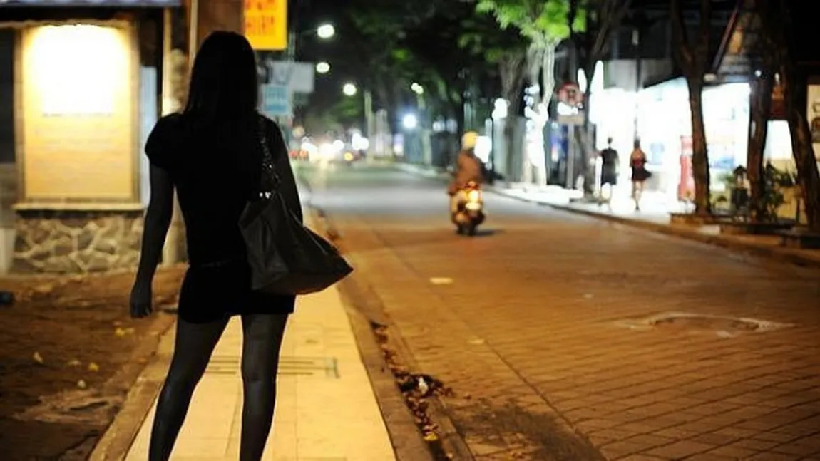 Sora unei cântăreţe cunoscute, arestată pentru prostituţie, deşi este infectată cu HIV