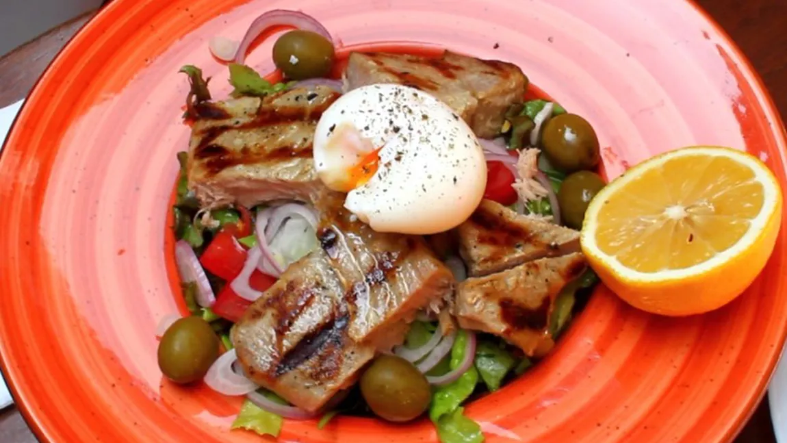 Reţetă de salată cu ton la grătar. Uşor pentru zilele de vară