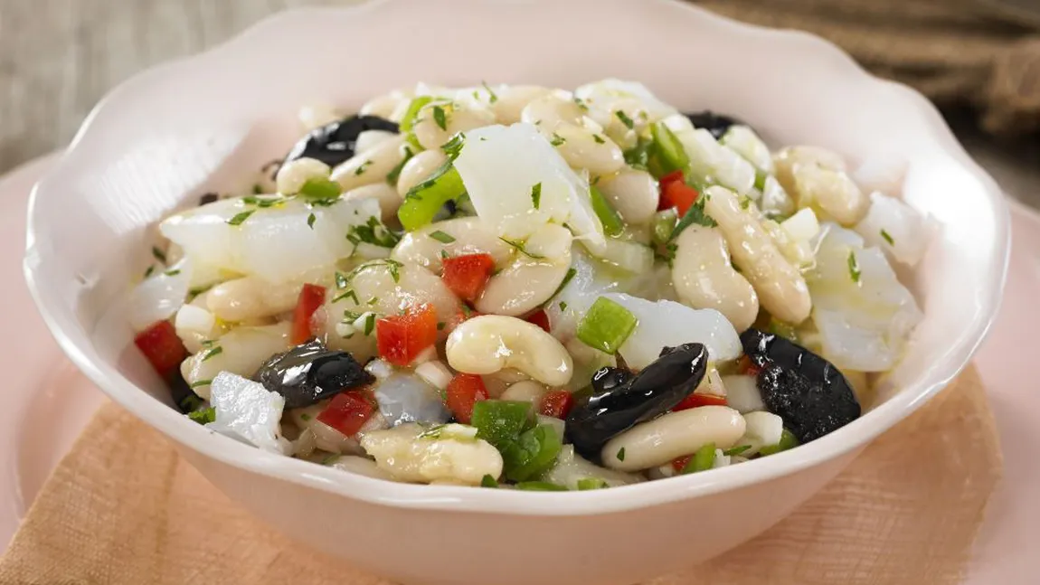 Salată de fasole cu măsline, reţetă uşoară şi gustoasă