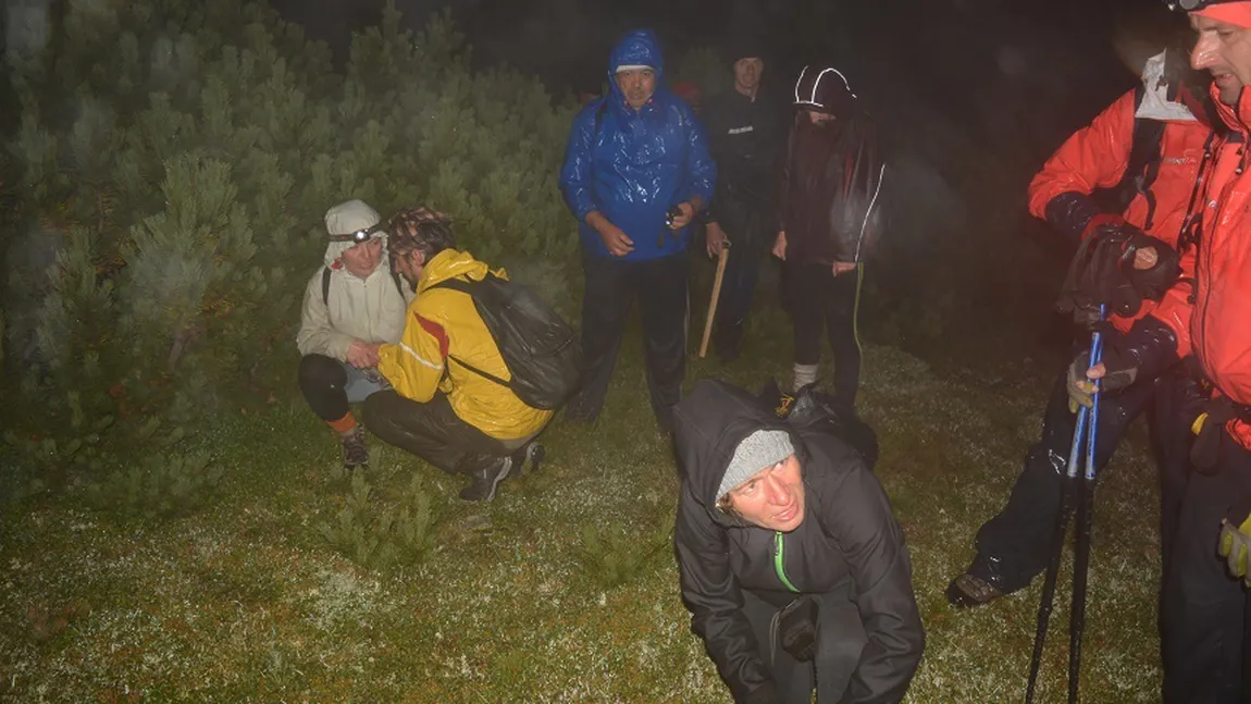 Turişti rătăciţi pe munte, recuperaţi de salvamontişti şi jandarmi. I-a prins noaptea în Retezat