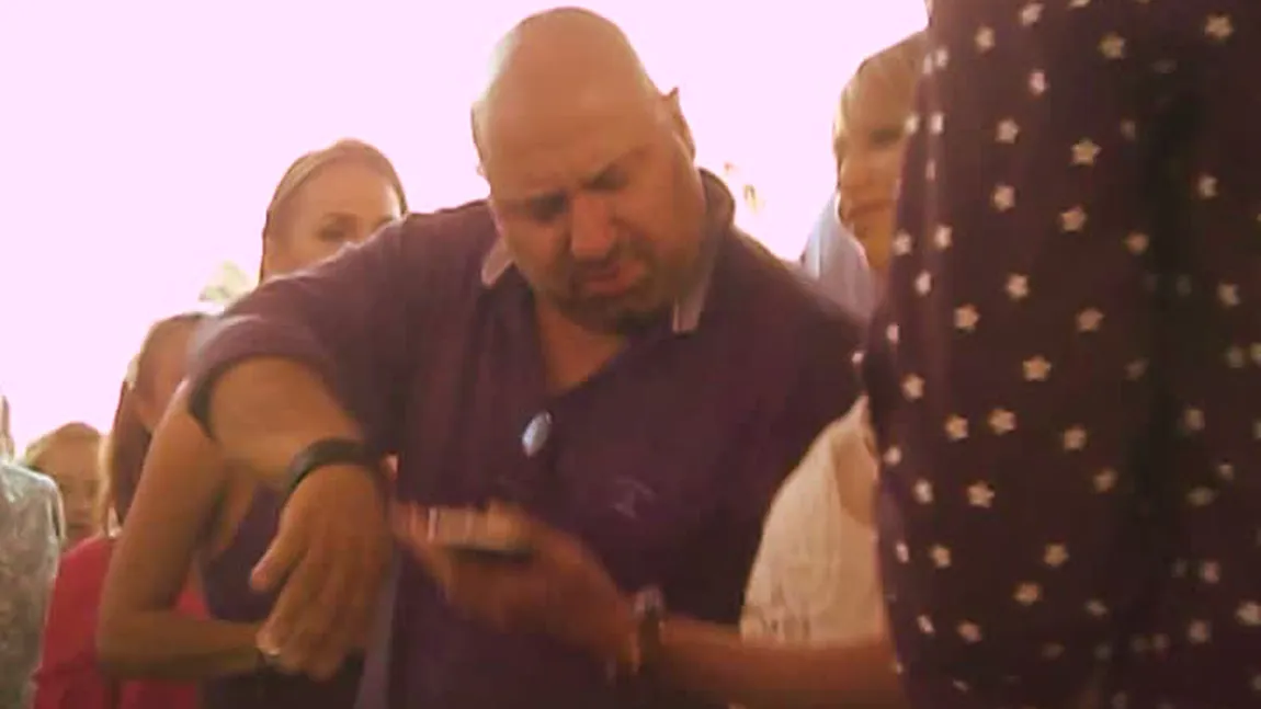 Chef Cătălin Scărlătescu s-a distrat în club până când a adormit pe bar VIDEO