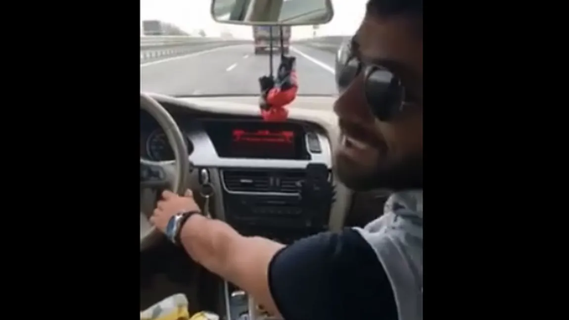 Inconştienţă maximă: Un şofer pleacă de la volan în timp ce conduce pe autostradă VIDEO