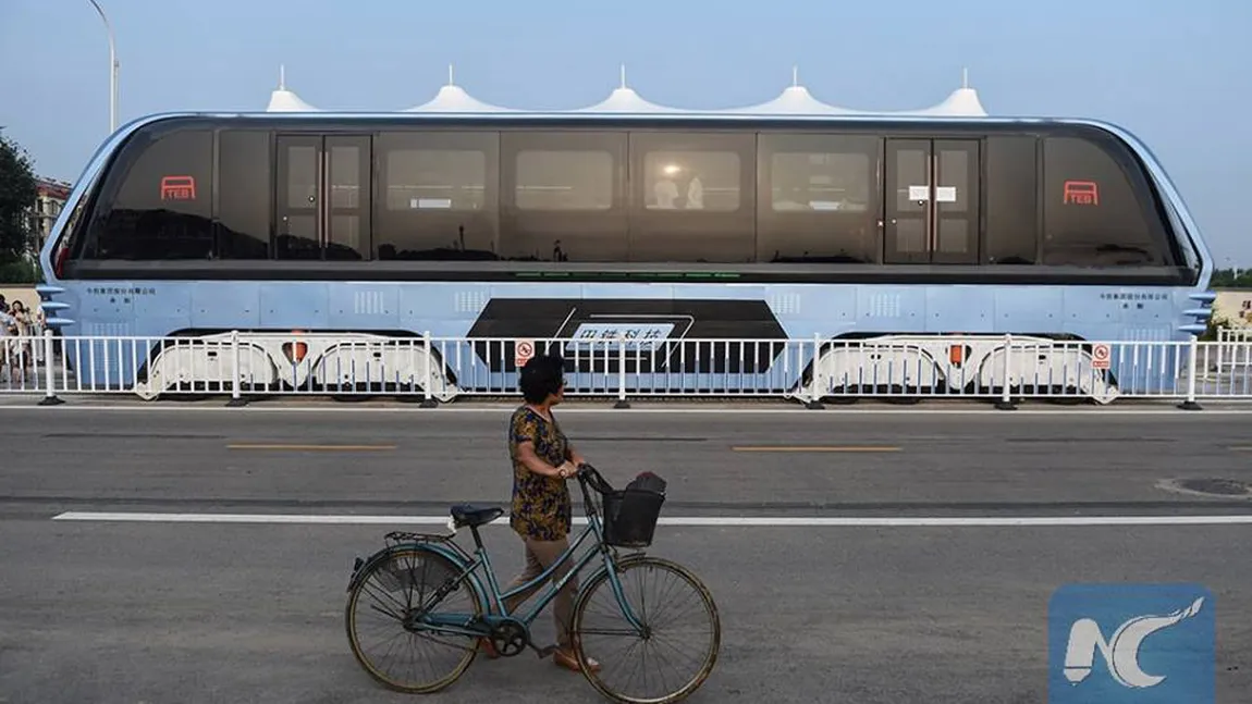 Autobuzul care merge pe deasupra drumurilor a fost testat în trafic. Imagini spectaculoase de pe străzi FOTO