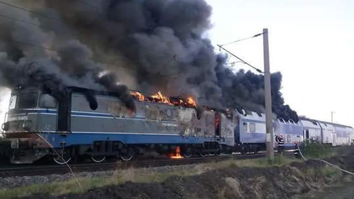 Locomotiva unui tren Regio a luat FOC lângă Buzău VIDEO