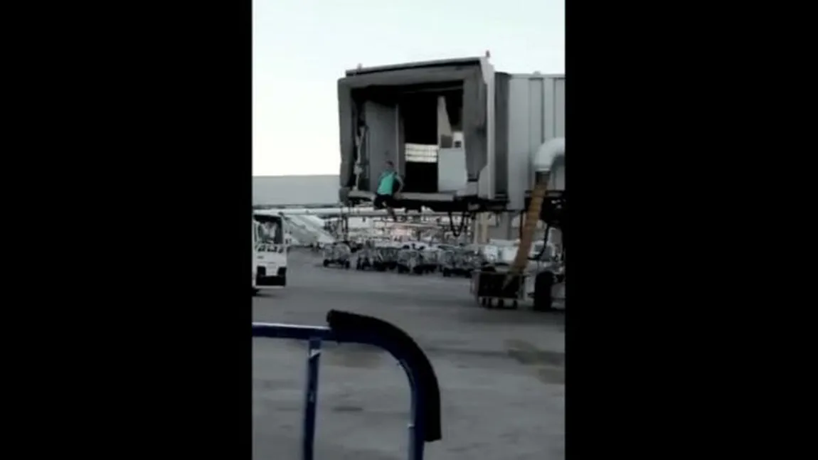 Incident pe aeroportul din Madrid! Un bărbat a sărit din tunelul de îmbarcare şi a alergat pe pistă ca să prindă avionul