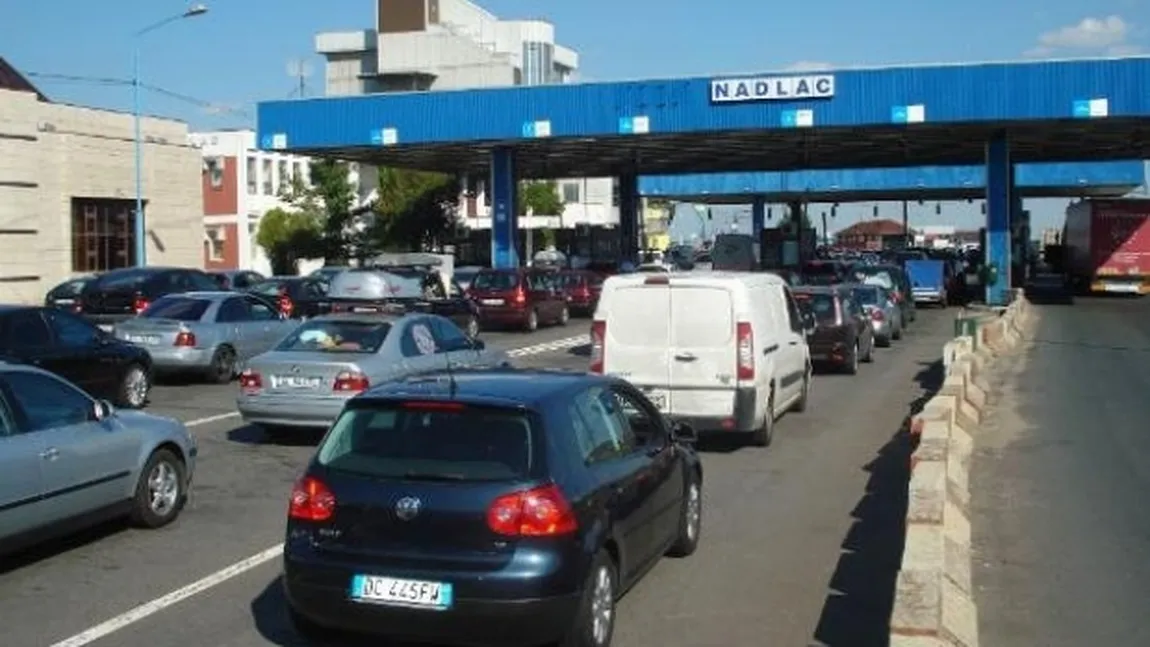 Cozi kilometrice la punctul de trecere a frontierei de pe autostrada Nădlac-Arad. Se aşteaptă ore întregi pentru a putea ieşi din ţară