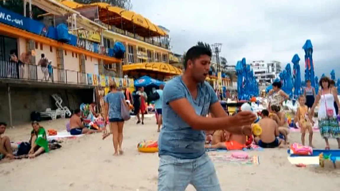 Un vânzător de porumb de la Eforie face senzaţie printre turişti. Bărbatul îşi răsplăteşte fiecare cumpărător cu o 