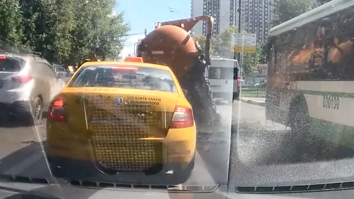 Trafic de rahat. O vidanjă şi-a descărcat încărcătura pe străzile Moscovei VIDEO