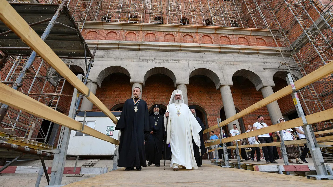 Patriarhul Daniel, în vizită pe şantierul Catedralei Neamului. CUM ARATĂ ACUM cel mai mare lăcaş de cult din România FOTOGALERIE