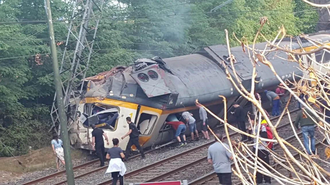 Un tren a deraiat în Spania. Sunt cel puţin patru morţi FOTO