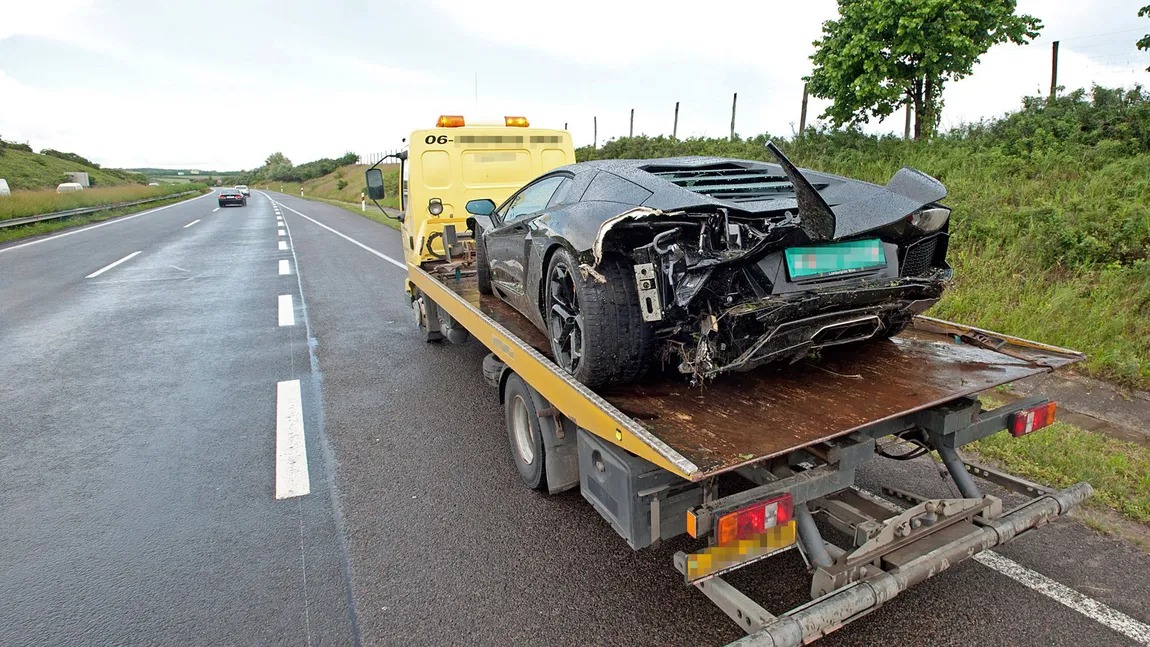 Soţia unui POLITICIAN a distrus un Lamborghini la două minute după ce a primit maşina VIDEO