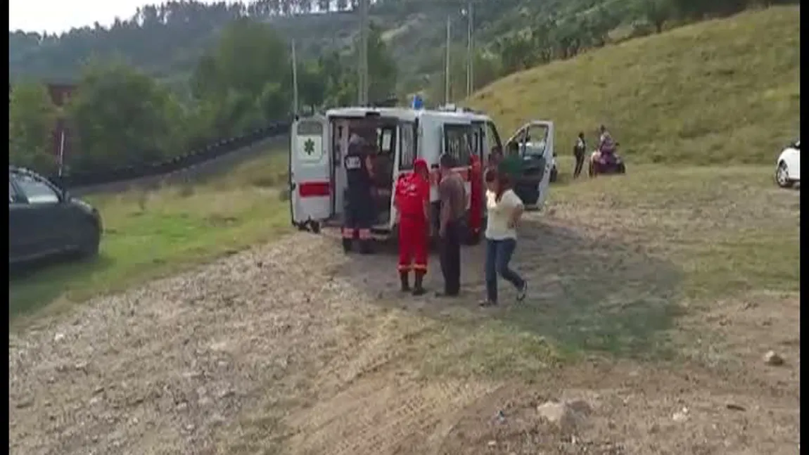 OPERAŢIUNE DRAMATICĂ de salvare în munţi. Doi copii, răniţi grav după ce o căruţă a căzut peste ei VIDEO