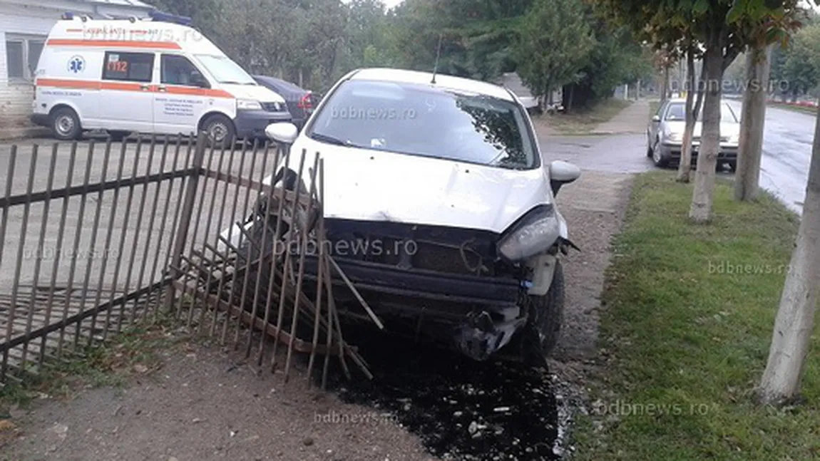 A intrat cu maşina în gardul ambulanţei