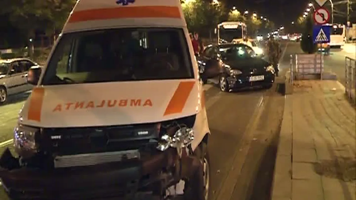 Accident grav cu ambulanţă în Capitală: o persoană a fost rănită