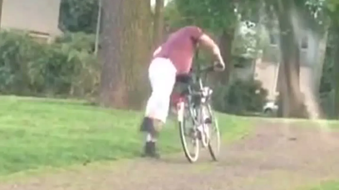 Un biciclist turmentat, vedetă pe internet. Mii de oameni se amuză pe seama lui VIDEO