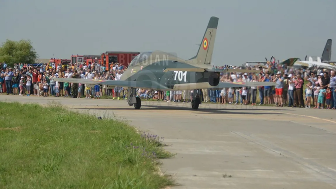 Pilot şi actor, găsit fără suflare în camera sa la o bază aeriană. El figura PREZENT la serviciu