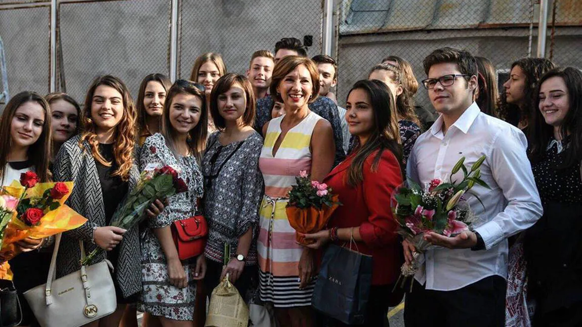 Carmen Iohannis, în prima zi de şcoală. A făcut un selfie cu elevii săi VIDEO
