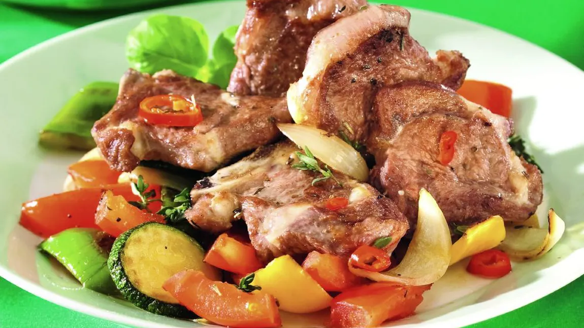 Reţeta Zilei: Cotlete de porc cu legume