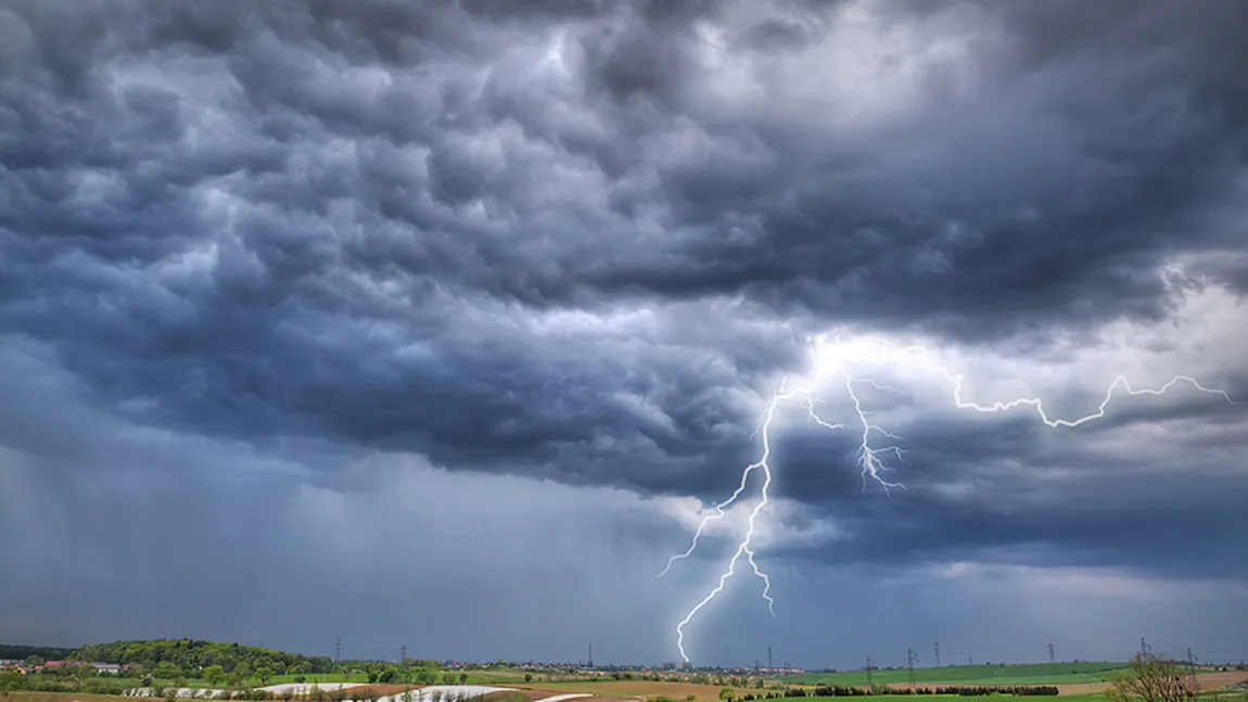 PROGNOZA METEO PE TREI ZILE. Furtuni şi temperaturi scăzute în toată ţara