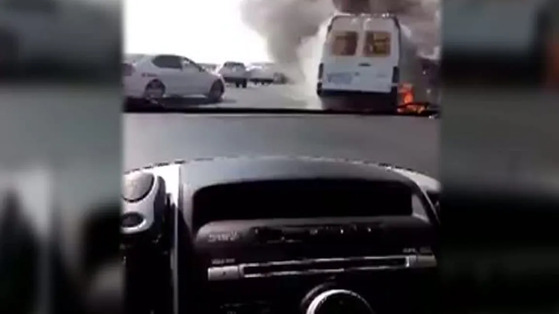 Panică pe centura Capitalei! Un microbuz a luat foc la intrarea pe Autostrada A3