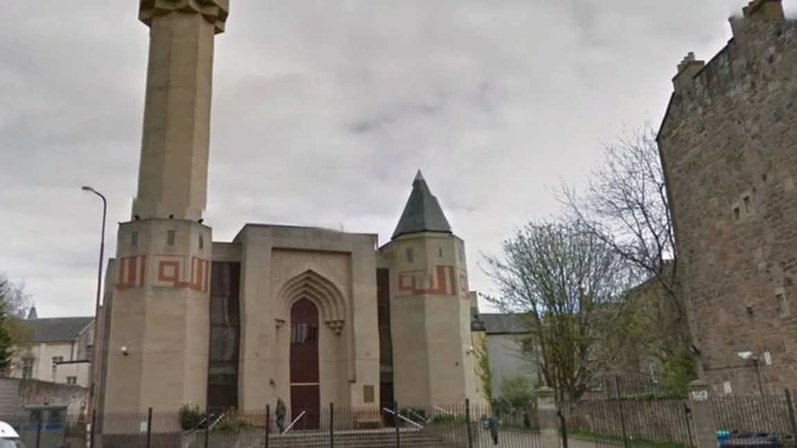 ATAC asupra unei moschei din Scoţia. Mai mulţi indivizi au aruncat cu un dispozitiv incendiar