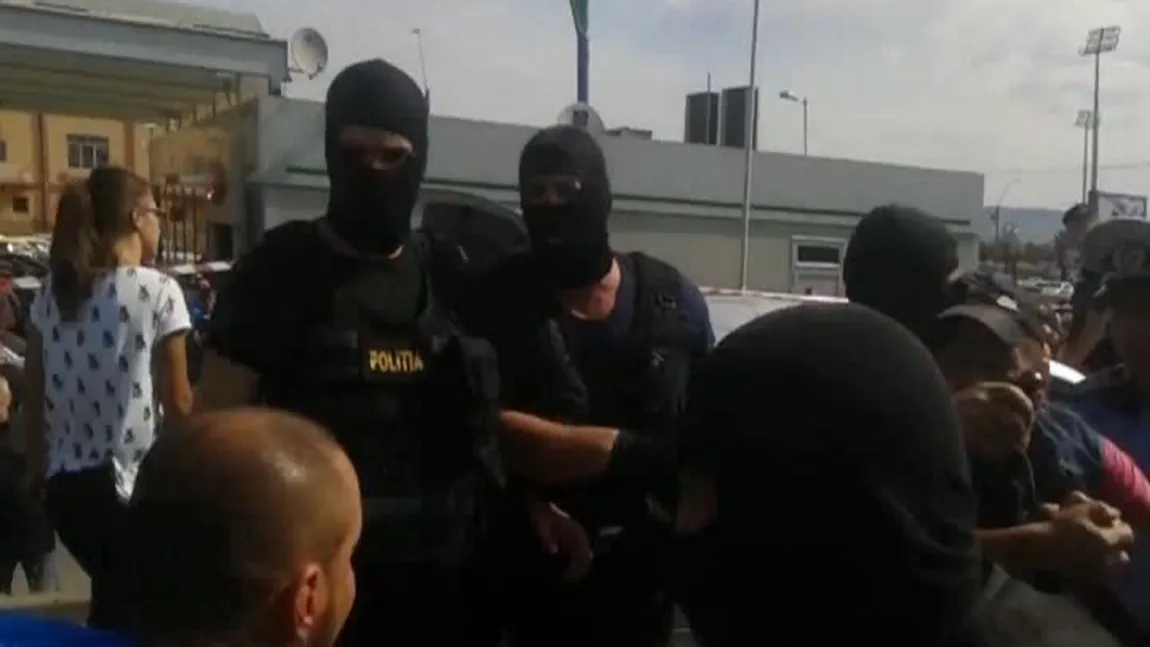 Interlop încolţit de mascaţi, scos cu forţa din maşină