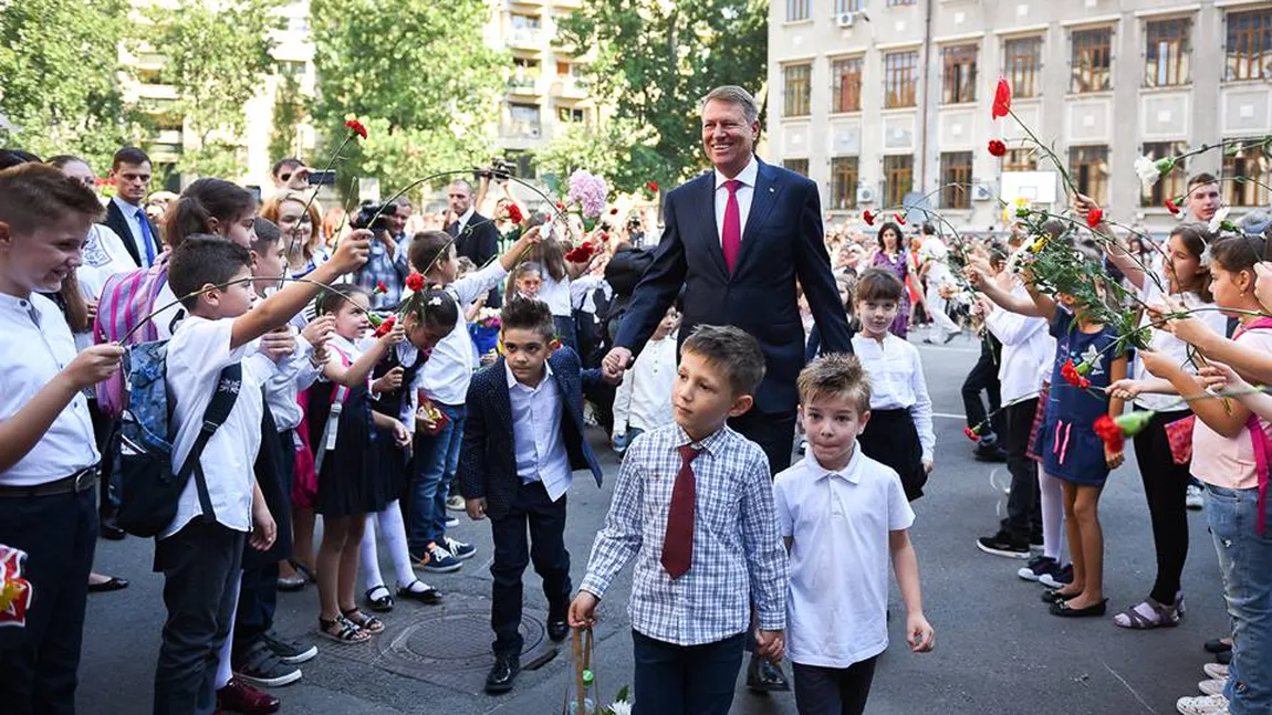 Klaus Iohannis, în prima zi de şcoală: Educaţia este calea spre succes, nu corupţia, nepotismul, şmecheria FOTO