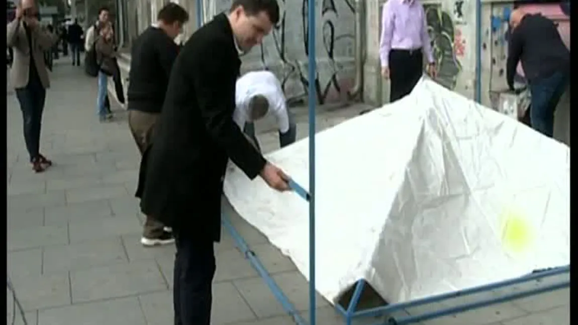Nicuşor Dan a instalat corturile de campanie, fără autorizaţia Primăriei Capitalei VIDEO