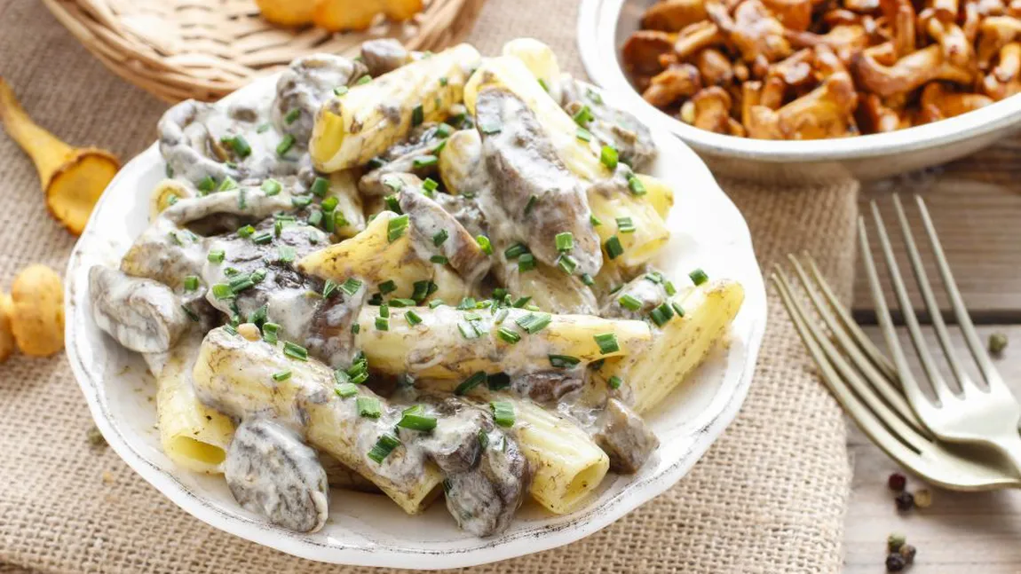 Paste cu ciuperci şi sos de smântână, reţetă specială pentru o zi de vineri relaxantă