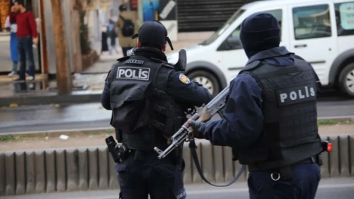 Protestele izbucnite în sud-estul Turciei, după demiterea din funcţie a 28 de primari, au degenerat în violenţe