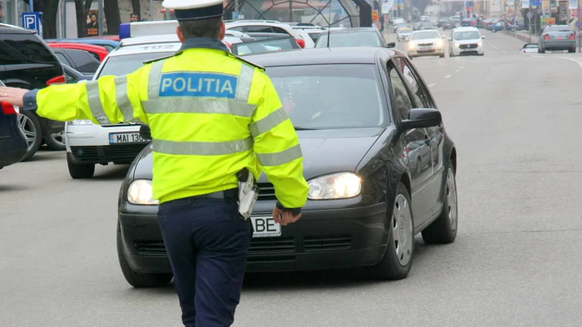 Un poliţist plasa aspirină pisată în maşinile şoferilor opriţi în trafic pentru a primi şpagă