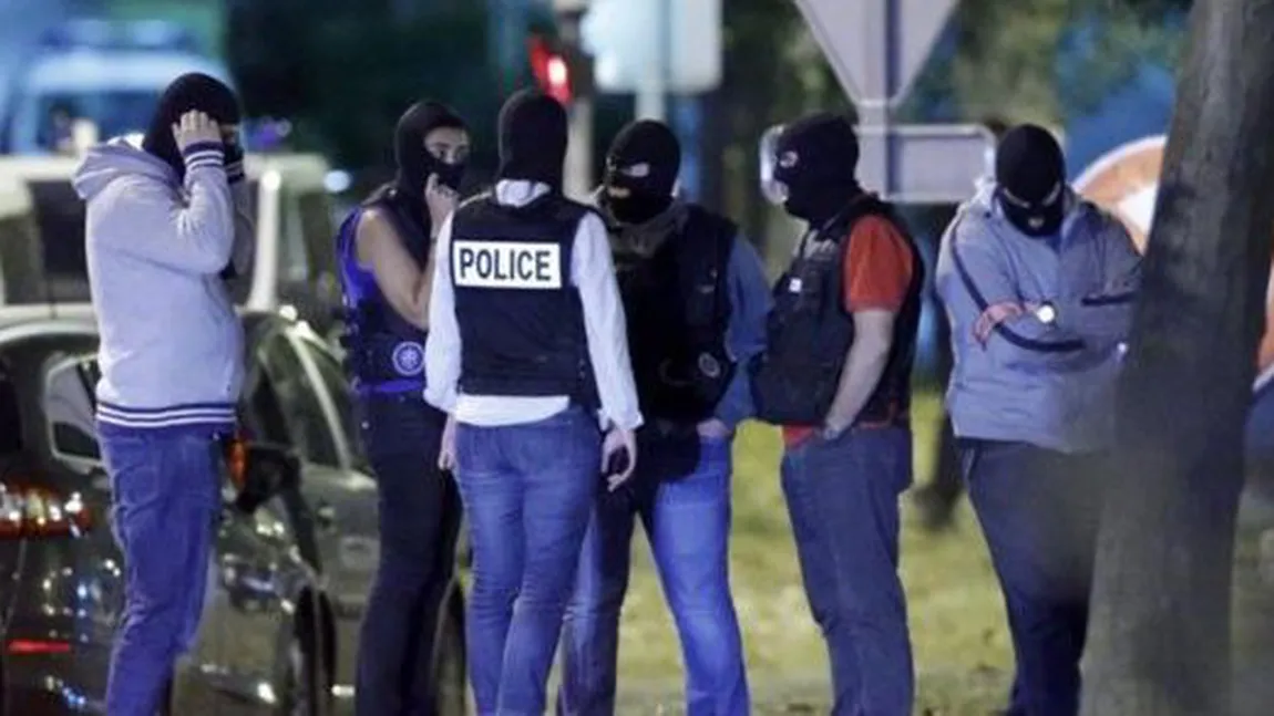 Un poliţist a fost înjunghiat la Paris, de o femeie arestată în dosarul buteliilor
