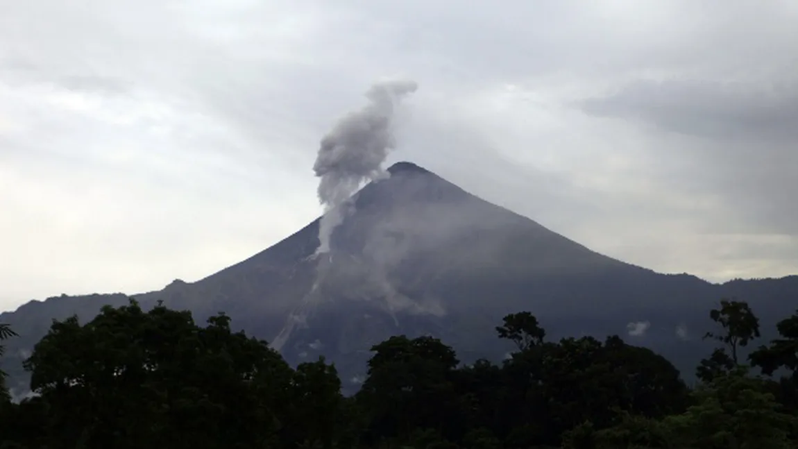 Puternică explozie a vulcanului Santiaguito din Guatemala
