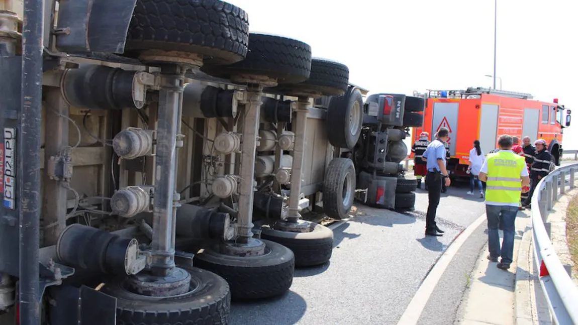 ACCIDENT pe Autostrada A1 Bucureşti-Piteşti, sâmbătă dimineaţă. Un TIR s-a răsturnat pe autostradă