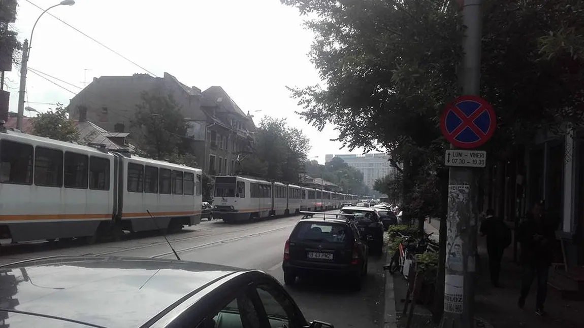 15 tramvaie, BLOCATE în trafic în Capitală din cauza unui şofer care şi-a parcat maşina pe linia de tramvai FOTO