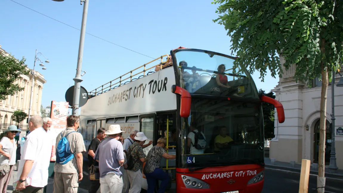 SURPRIZĂ pentru cei care călătoresc cu linia turistică a RATB, în weekend. Ce vor găsi în autobuzele supraetajate