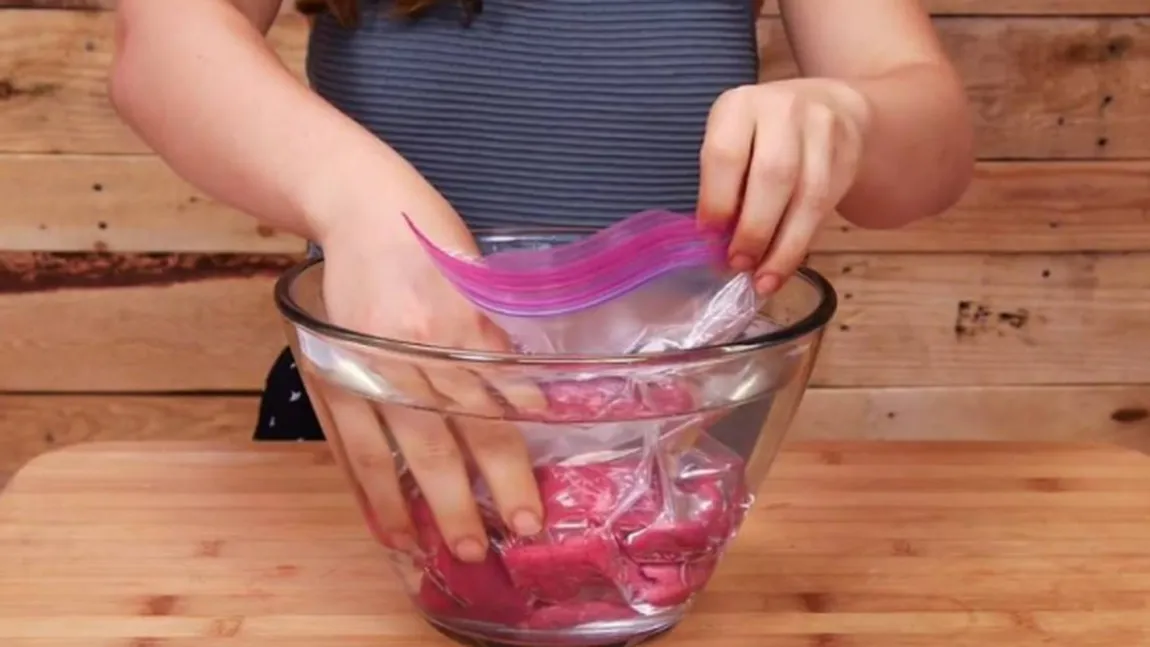Truc: Cum videzi alimentele cu APĂ rece