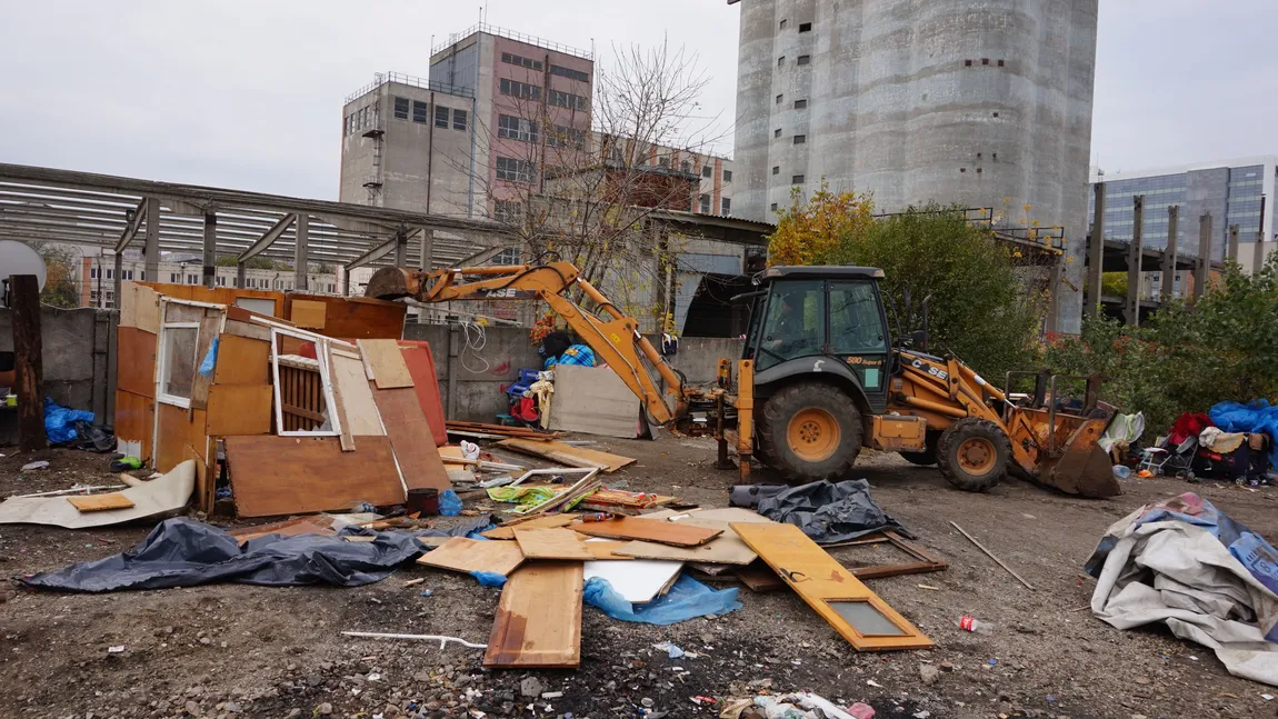 Primăria a băgat buldozerul în mai multe locuinţe improvizate din Capitală. 22 de tone de gunoaie, evacuate FOTO