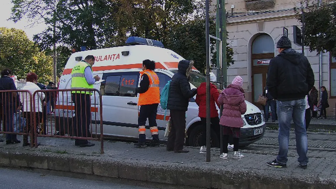 ACCIDENT Timişoara. O fetiţă de 12 ani a fost lovită de Ambulanţa aflată în misiune. Copilul asculta muzică la căşti