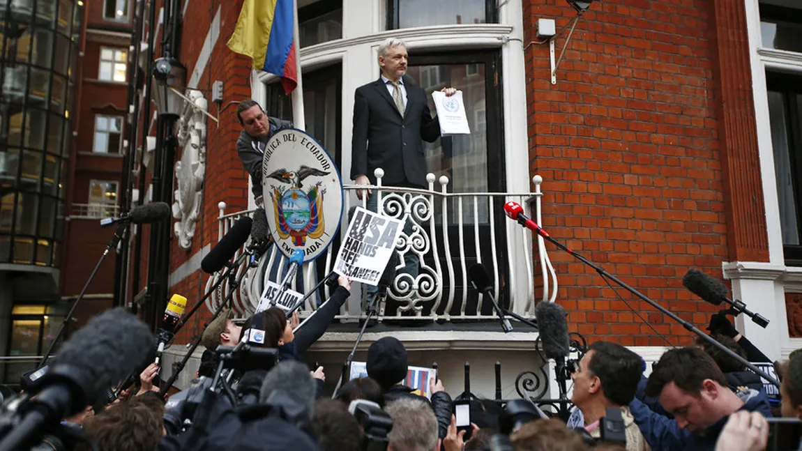 Zece ani de WikiLeaks: Julian Assange, aduce SURPRIZA din OCTOMBRIE.  Hillary este direct vizată