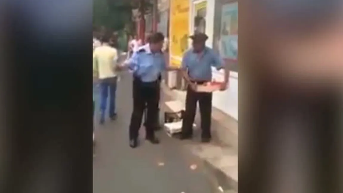 Un bătrân, săltat de poliţişti pentru că vindea roşii pe marginea unui trotuar VIDEO