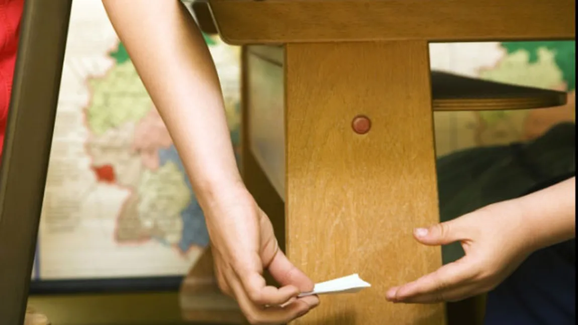 O profesoară a rămas uimită după ce a citit un bileţel a doi elevi. Iată ce era scris în acesta