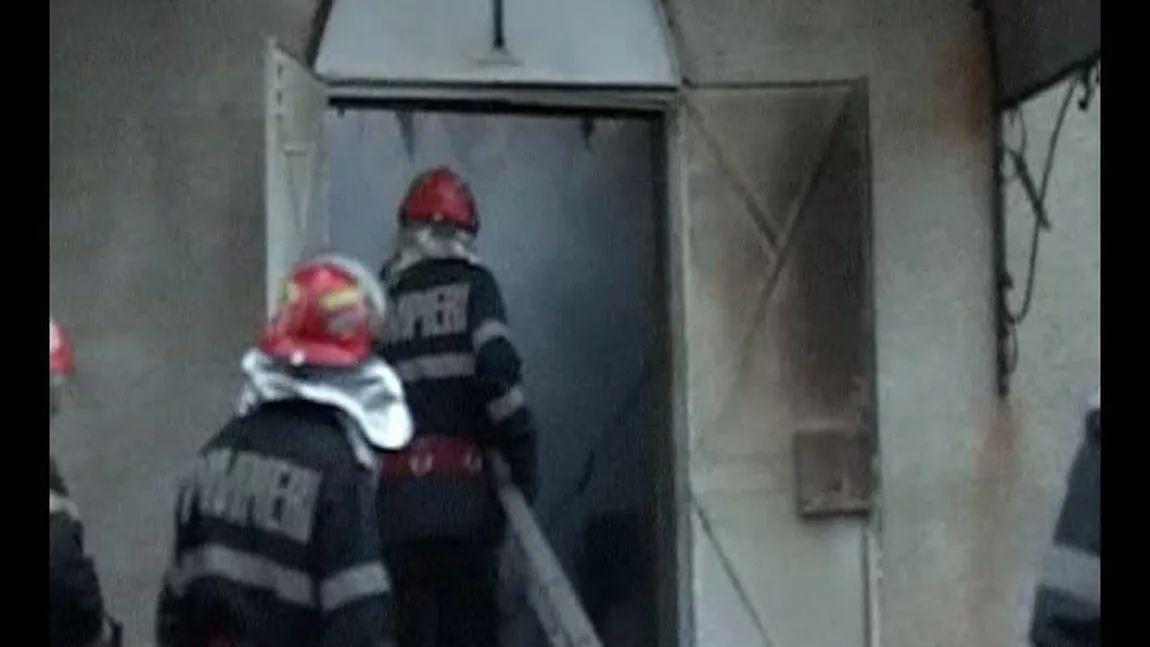 Biserică în flăcări la Huşi. Oamenii l-au căutat disperaţi pe preot