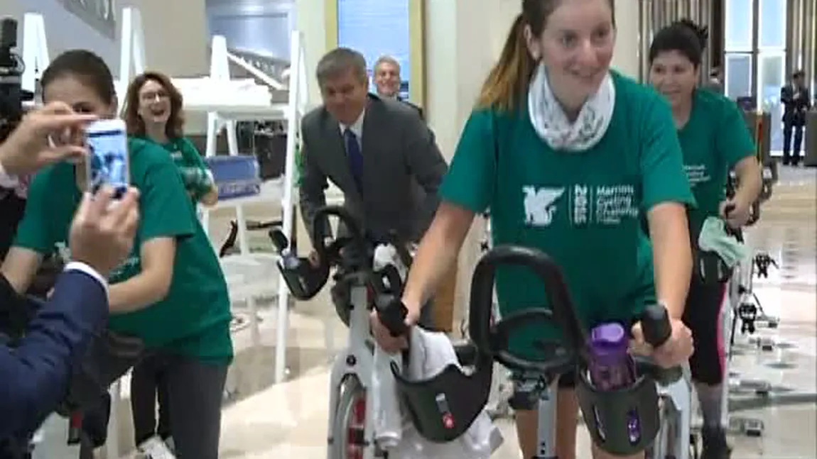 Premierul Dacian Cioloş a pedalat pe o bicicletă statică în holul unui hotel VIDEO