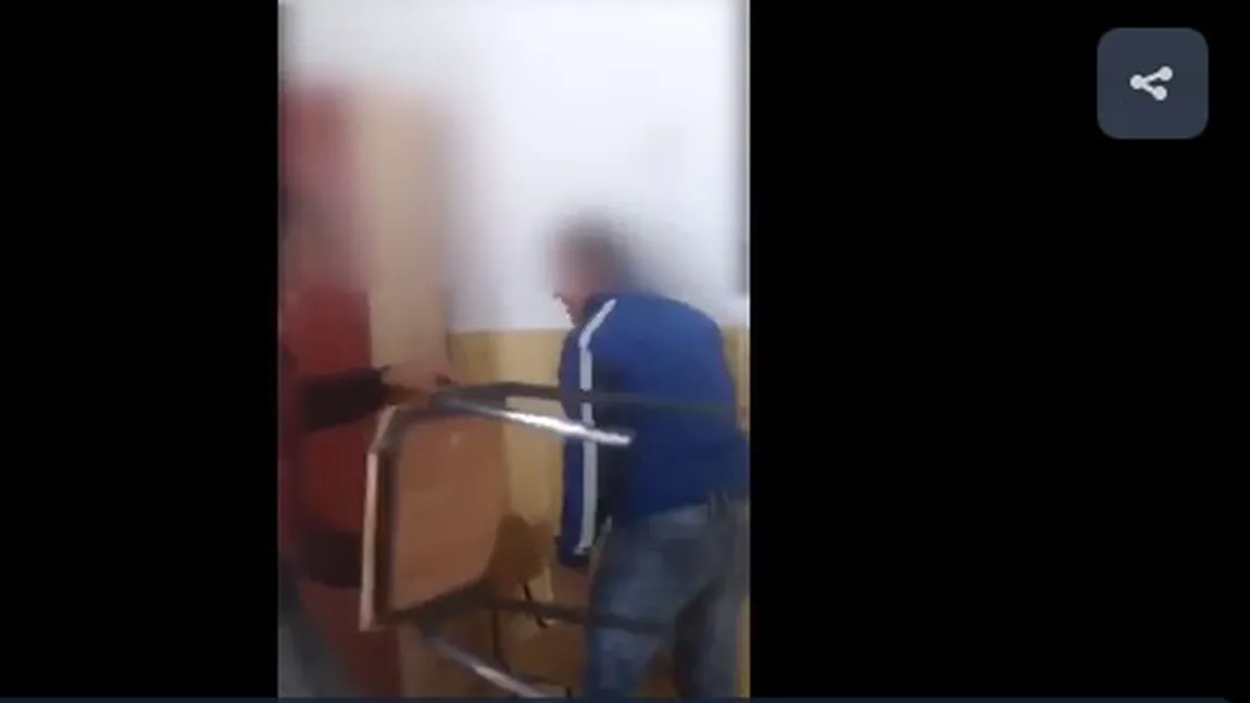 Elev bătut şi batjocorit de colegii de clasă. Imaginile au ajuns pe Internet şi la Inspectoratul Şcolar