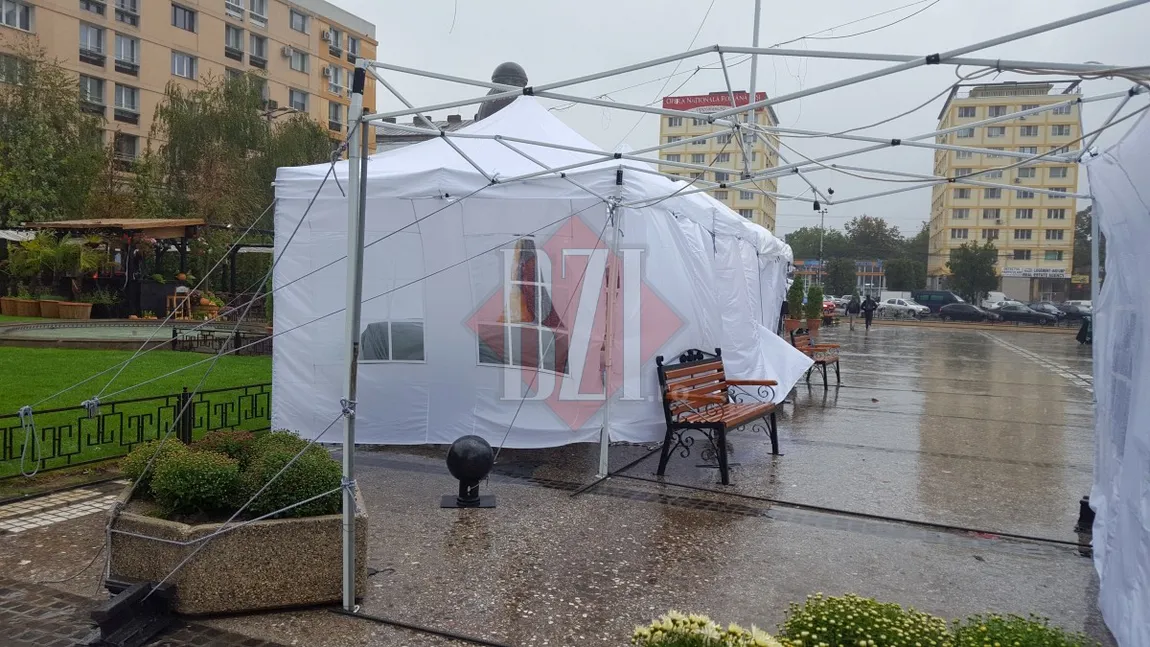 Corturile comercianţilor din Iaşi au fost smulse de vânt şi jefuite de trecători