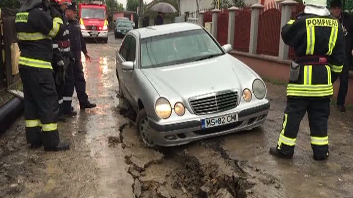 Drum surpat în Botoşani din cauza ploilor. Maşina cu fostul viceprimar a căzut în crater