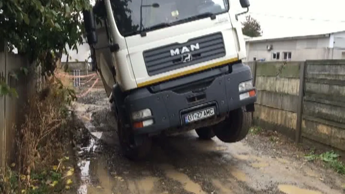 Drumuri surpate în Botoşani. Un camion şi o maşină au căzut în cratere